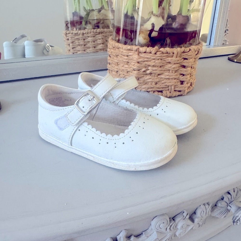 Angel. Size 5.